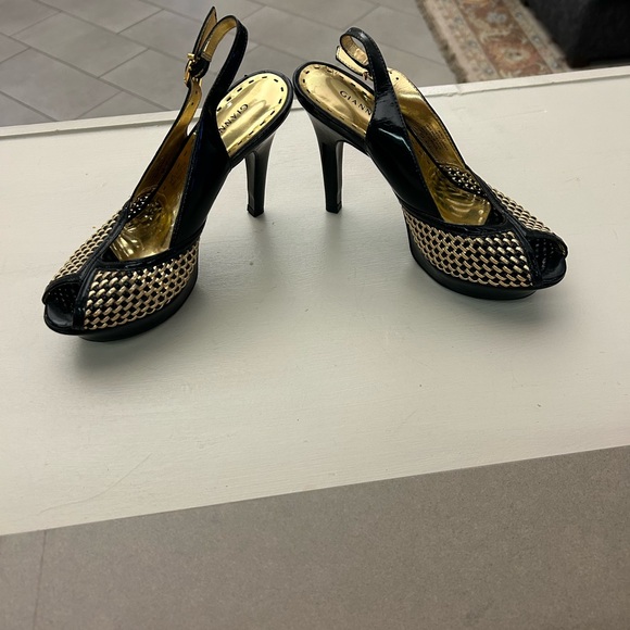 Heels Gianni Bini Black and Gold Peep-Toe Heels 8 Gorgeous!! Sexy - Picture 1 of 9